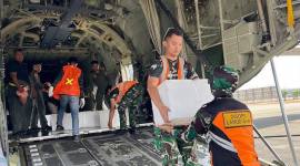 
Personel Lanud Sjamsudin Noor menurunkan dry ice yang dibawa Pesawat TNI AU. (Foto: HO-Antara)