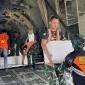 
Personel Lanud Sjamsudin Noor menurunkan dry ice yang dibawa Pesawat TNI AU. (Foto: HO-Antara)
