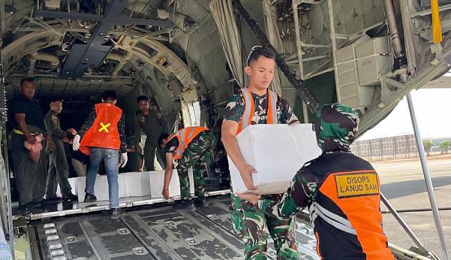 
Personel Lanud Sjamsudin Noor menurunkan dry ice yang dibawa Pesawat TNI AU. (Foto: HO-Antara)