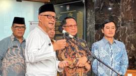 Menteri Haji dan Umrah (Menhaj) Mochamad Irfan Yusuf menyampaikan paparan dalam konferensi pers di Kantor Kemendagri, Jakarta, Jumat (9/10/2026). (Foto: Antara/Tri Meilani A)