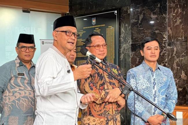 Menteri Haji dan Umrah (Menhaj) Mochamad Irfan Yusuf menyampaikan paparan dalam konferensi pers di Kantor Kemendagri, Jakarta, Jumat (9/10/2026). (Foto: Antara/Tri Meilani A)