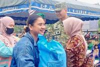 Suasana penyaluran bantuan Presiden kepada warga terdampak asap karhutla di Kuala Kurun, Selasa (27/10/2026). (Foto: Antara/Chandra)
