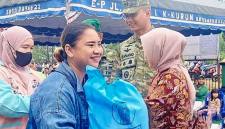 Suasana penyaluran bantuan Presiden kepada warga terdampak asap karhutla di Kuala Kurun, Selasa (27/10/2026). (Foto: Antara/Chandra)