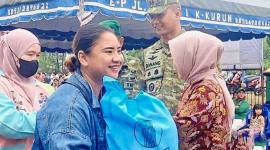 Suasana penyaluran bantuan Presiden kepada warga terdampak asap karhutla di Kuala Kurun, Selasa (27/10/2026). (Foto: Antara/Chandra)