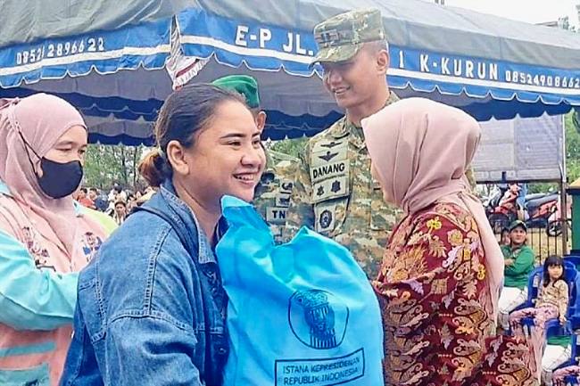 Suasana penyaluran bantuan Presiden kepada warga terdampak asap karhutla di Kuala Kurun, Selasa (27/10/2026). (Foto: Antara/Chandra)
