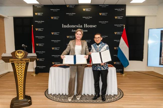 Menteri Kebudayaan Fadli Zon bersama Menteri Pendidikan, Kebudayaan dan Ilmu Pengetahuan Belanda Rianne Letschert di Indonesia House Amsterdam di Belanda, Jumat (9/10/2026). (Foto: HO-Kementerian Kebudayaan)