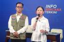 Direktur Kesehatan Lingkungan Kementerian Kesehatan Dr dr Ten Suyanti (kanan) bersama Plt Kepala Pusat Data, Informasi dan Komunikasi Kebencanaan BNPB, Berton Panjaitan memberikan penjelasan terkait perkembangan penanganan kebakaran hutan dan lahan (karhutla) di Kantor BNPB Pusat, Jakarta, Kamis (22/10/2026). (Foto: Antara)