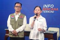 Direktur Kesehatan Lingkungan Kementerian Kesehatan Dr dr Ten Suyanti (kanan) bersama Plt Kepala Pusat Data, Informasi dan Komunikasi Kebencanaan BNPB, Berton Panjaitan memberikan penjelasan terkait perkembangan penanganan kebakaran hutan dan lahan (karhutla) di Kantor BNPB Pusat, Jakarta, Kamis (22/10/2026). (Foto: Antara)