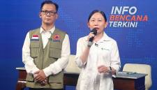Direktur Kesehatan Lingkungan Kementerian Kesehatan Dr dr Ten Suyanti (kanan) bersama Plt Kepala Pusat Data, Informasi dan Komunikasi Kebencanaan BNPB, Berton Panjaitan memberikan penjelasan terkait perkembangan penanganan kebakaran hutan dan lahan (karhutla) di Kantor BNPB Pusat, Jakarta, Kamis (22/10/2026). (Foto: Antara)