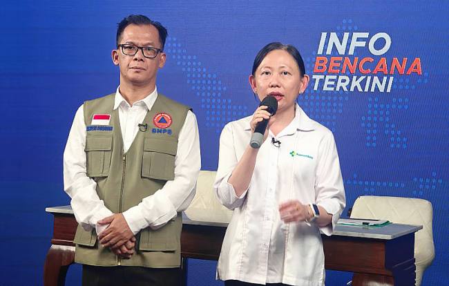 Direktur Kesehatan Lingkungan Kementerian Kesehatan Dr dr Ten Suyanti (kanan) bersama Plt Kepala Pusat Data, Informasi dan Komunikasi Kebencanaan BNPB, Berton Panjaitan memberikan penjelasan terkait perkembangan penanganan kebakaran hutan dan lahan (karhutla) di Kantor BNPB Pusat, Jakarta, Kamis (22/10/2026). (Foto: Antara)