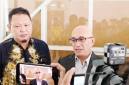 Dr Iwan Aflanie terpilih sebagai Rektor Universitas Lambung Mangkurat (ULM) periode 2026–2030 memberikan keterangan ke media, Jumat (2/10/2026). (Foto: Antara)
