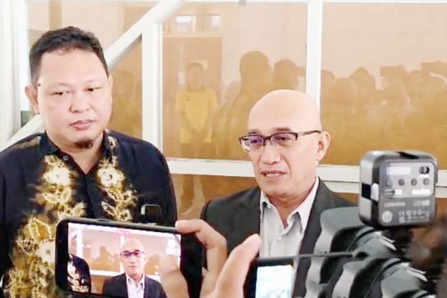 Dr Iwan Aflanie terpilih sebagai Rektor Universitas Lambung Mangkurat (ULM) periode 2026–2030 memberikan keterangan ke media, Jumat (2/10/2026). (Foto: Antara)