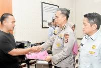 Kabid Dokkes Polda Kalsel Kombes Pol dr Much Sofwan ketika menyerahkan dokumen data korban teridentifikasi kepada keluarga di Rumah Sakit Bhayangkara Banjarmasin. (Foto: HO-Antara)