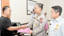 Kabid Dokkes Polda Kalsel Kombes Pol dr Much Sofwan ketika menyerahkan dokumen data korban teridentifikasi kepada keluarga di Rumah Sakit Bhayangkara Banjarmasin. (Foto: HO-Antara)