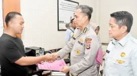 Kabid Dokkes Polda Kalsel Kombes Pol dr Much Sofwan ketika menyerahkan dokumen data korban teridentifikasi kepada keluarga di Rumah Sakit Bhayangkara Banjarmasin. (Foto: HO-Antara)