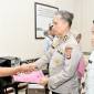 Kabid Dokkes Polda Kalsel Kombes Pol dr Much Sofwan ketika menyerahkan dokumen data korban teridentifikasi kepada keluarga di Rumah Sakit Bhayangkara Banjarmasin. (Foto: HO-Antara)