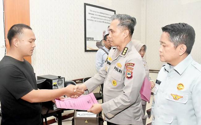 Kabid Dokkes Polda Kalsel Kombes Pol dr Much Sofwan ketika menyerahkan dokumen data korban teridentifikasi kepada keluarga di Rumah Sakit Bhayangkara Banjarmasin. (Foto: HO-Antara)
