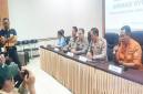 Kepala Kantor SAR Kelas A Banjarmasin I Putu Sudayana saat menjelaskan perkembangan operasi SAR Kapal Virgo di Rumah Sakit Bhayangkara Banjarmasin, Selasa (6/10/2026) malam. (Foto: HO-Antara)
