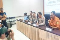 Kepala Kantor SAR Kelas A Banjarmasin I Putu Sudayana saat menjelaskan perkembangan operasi SAR Kapal Virgo di Rumah Sakit Bhayangkara Banjarmasin, Selasa (6/10/2026) malam. (Foto: HO-Antara)
