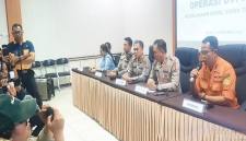 Kepala Kantor SAR Kelas A Banjarmasin I Putu Sudayana saat menjelaskan perkembangan operasi SAR Kapal Virgo di Rumah Sakit Bhayangkara Banjarmasin, Selasa (6/10/2026) malam. (Foto: HO-Antara)
