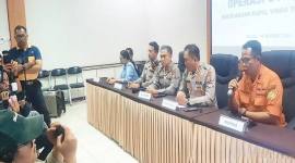 Kepala Kantor SAR Kelas A Banjarmasin I Putu Sudayana saat menjelaskan perkembangan operasi SAR Kapal Virgo di Rumah Sakit Bhayangkara Banjarmasin, Selasa (6/10/2026) malam. (Foto: HO-Antara)
