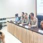Kepala Kantor SAR Kelas A Banjarmasin I Putu Sudayana saat menjelaskan perkembangan operasi SAR Kapal Virgo di Rumah Sakit Bhayangkara Banjarmasin, Selasa (6/10/2026) malam. (Foto: HO-Antara)
