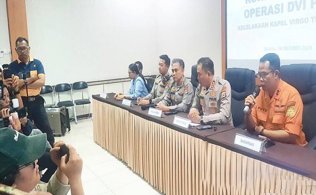 Kepala Kantor SAR Kelas A Banjarmasin I Putu Sudayana saat menjelaskan perkembangan operasi SAR Kapal Virgo di Rumah Sakit Bhayangkara Banjarmasin, Selasa (6/10/2026) malam. (Foto: HO-Antara)
