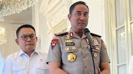 
Kepala Kepolisian Negara Republik Indonesia (Kapolri) Suyudi Ario Seto (kanan) memberikan keterangan media di Istana Merdeka, Jakarta, Senin (19/10/2026). (Foto: Antara/Fathur Rochman)

