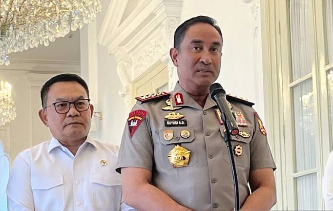 
Kepala Kepolisian Negara Republik Indonesia (Kapolri) Suyudi Ario Seto (kanan) memberikan keterangan media di Istana Merdeka, Jakarta, Senin (19/10/2026). (Foto: Antara/Fathur Rochman)
