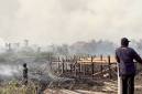 TIM gabungan penanggulangan kebakaran hutan dan lahan (karhutla) melakukan pendinginan di lahan bekas terbakar yang berada di dekat permukiman warga di Kabupaten Kutai Timur, Kalimantan Timur. (Foto: Antara/M Hafif Nikolas)
