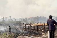 TIM gabungan penanggulangan kebakaran hutan dan lahan (karhutla) melakukan pendinginan di lahan bekas terbakar yang berada di dekat permukiman warga di Kabupaten Kutai Timur, Kalimantan Timur. (Foto: Antara/M Hafif Nikolas)