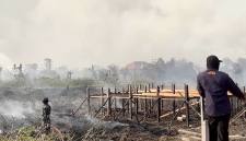 TIM gabungan penanggulangan kebakaran hutan dan lahan (karhutla) melakukan pendinginan di lahan bekas terbakar yang berada di dekat permukiman warga di Kabupaten Kutai Timur, Kalimantan Timur. (Foto: Antara/M Hafif Nikolas)
