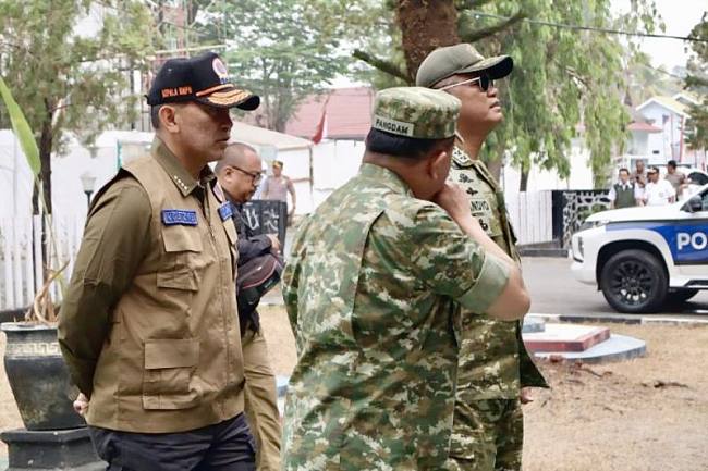 Kepala Badan Nasional Penanggulangan Bencana (BNPB) Kristomei Sianturi (kiri) dalam kunjungan kerja penanganan karhutla di Banjarbaru, Kalimantan Selatan, Senin (19/10/2026). (Foto: HO-Pemprov Kalsel)
