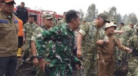 Gubernur Kalsel Muhidin (kanan) mendampingi KSAD Jenderal TNI Tandiyo Budi Revita (kedua kanan) dan Kepala BNPB Letjen TNI Kristomei Sianturi (kiri) meninjau penanganan karhutla di Banjarbaru, Kalimantan Selatan, Senin (19/10/2026). (Foto: HO-Pemprov Kalsel)