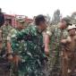 Gubernur Kalsel Muhidin (kanan) mendampingi KSAD Jenderal TNI Tandiyo Budi Revita (kedua kanan) dan Kepala BNPB Letjen TNI Kristomei Sianturi (kiri) meninjau penanganan karhutla di Banjarbaru, Kalimantan Selatan, Senin (19/10/2026). (Foto: HO-Pemprov Kalsel)