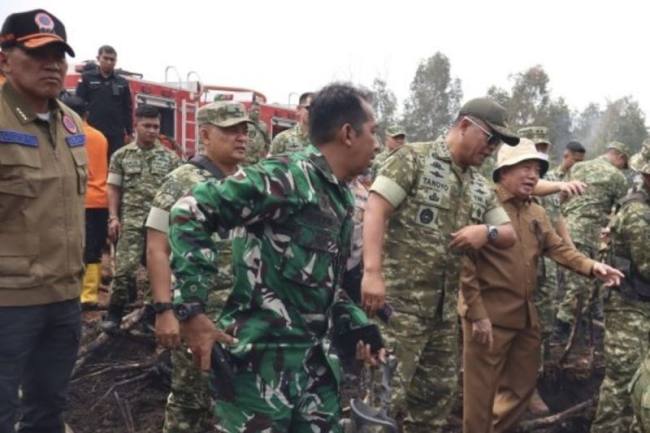 Gubernur Kalsel Muhidin (kanan) mendampingi KSAD Jenderal TNI Tandiyo Budi Revita (kedua kanan) dan Kepala BNPB Letjen TNI Kristomei Sianturi (kiri) meninjau penanganan karhutla di Banjarbaru, Kalimantan Selatan, Senin (19/10/2026). (Foto: HO-Pemprov Kalsel)
