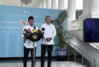 Menhut Raja Juli Antoni (kiri) dan Wamenhut Rohmat Marzuki memberikan keterangan kepada wartawan jelang Sidang Kabinet Paripurna di Kompleks Istana Kepresidenan, Jakarta, Rabu(21/10/2026). (Foto: Antara/Prisca Triferna)