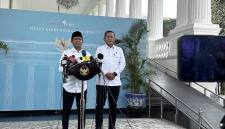 Menhut Raja Juli Antoni (kiri) dan Wamenhut Rohmat Marzuki memberikan keterangan kepada wartawan jelang Sidang Kabinet Paripurna di Kompleks Istana Kepresidenan, Jakarta, Rabu(21/10/2026). (Foto: Antara/Prisca Triferna)