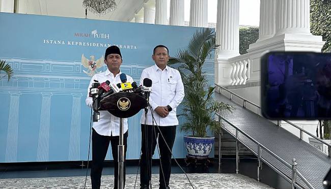 Menhut Raja Juli Antoni (kiri) dan Wamenhut Rohmat Marzuki memberikan keterangan kepada wartawan jelang Sidang Kabinet Paripurna di Kompleks Istana Kepresidenan, Jakarta, Rabu(21/10/2026). (Foto: Antara/Prisca Triferna)