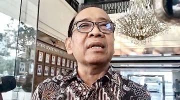 Ketua Dewan Pertimbangan Presiden (Wantimpres) Pratikno menjawab pertanyaan wartawan seusai memimpin rapat pleno perdana Wantimpres di Gedung Utama Kementerian Sekretariat Negara, Jakarta, Kamis (8/10/2026). (Foto: Istimewa)
