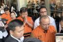 Tahanan KPK dalam kasus operasi tangkap tangan di lingkungan BNPB keluar dari Gedung Merah Putih KPK, Kuningan, Jakarta Selatan, Rabu (14/10/2026). (Foto: Antara/Fath Putra M)
