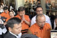 Tahanan KPK dalam kasus operasi tangkap tangan di lingkungan BNPB keluar dari Gedung Merah Putih KPK, Kuningan, Jakarta Selatan, Rabu (14/10/2026). (Foto: Antara/Fath Putra M)
