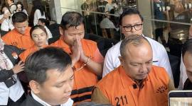 Tahanan KPK dalam kasus operasi tangkap tangan di lingkungan BNPB keluar dari Gedung Merah Putih KPK, Kuningan, Jakarta Selatan, Rabu (14/10/2026). (Foto: Antara/Fath Putra M)
