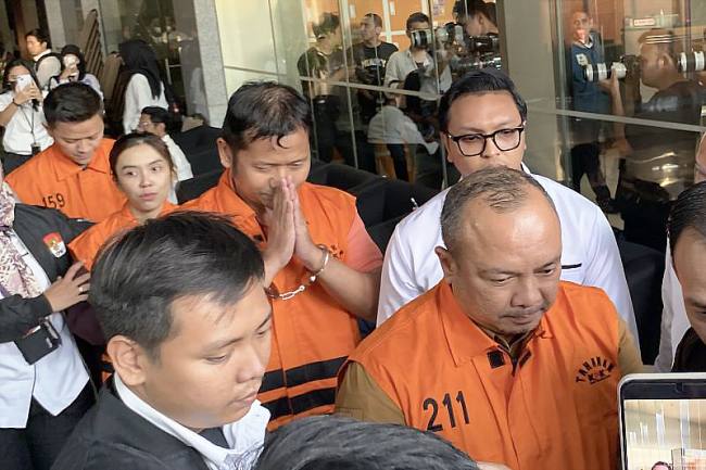 Tahanan KPK dalam kasus operasi tangkap tangan di lingkungan BNPB keluar dari Gedung Merah Putih KPK, Kuningan, Jakarta Selatan, Rabu (14/10/2026). (Foto: Antara/Fath Putra M)
