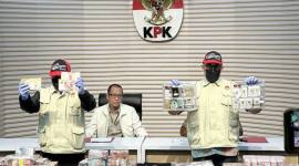 Pelaksana Tugas Direktur Penyidikan Komisi Pemberantasan Korupsi (KPK) Achmad Taufik Husein (tengah) mempersilakan dua pegawai KPK memperlihatkan barang bukti kasus dugaan korupsi penggunaan dana siap pakai Badan Nasional Penanggulangan Bencana (BNPB) di Gedung Merah Putih KPK, Jakarta, Jumat (16/10/2026). (Foto: Antara/Rio Feisal)

