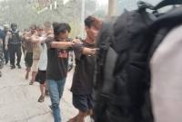Belasan dibekuk dari penggerebekan kampung narkoba Palangka Raya. (dok Polda Kalteng)