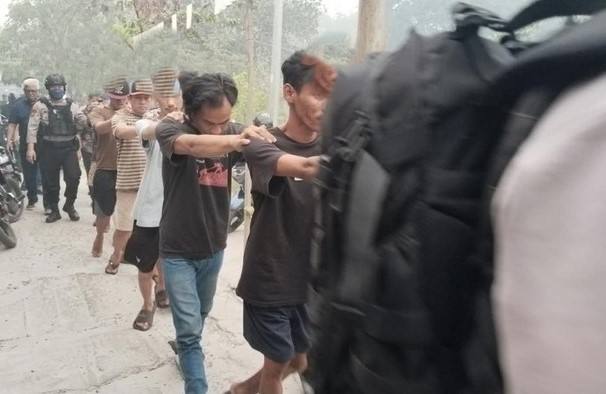 Belasan dibekuk dari penggerebekan kampung narkoba Palangka Raya. (dok Polda Kalteng)