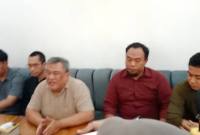 Juru Bicara Owner KMP Virgo Transport 8, Simson Fransiscus Riki, saat konferensi pers terkait kecelakaan KM Virgo Transport 8, Kamis (1/10/2026) sore.. (SuarIndonesia/DO)