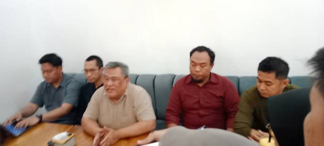 Juru Bicara Owner KMP Virgo Transport 8, Simson Fransiscus Riki, saat konferensi pers terkait kecelakaan KM Virgo Transport 8, Kamis (1/10/2026) sore.. (SuarIndonesia/DO)