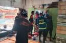 Relawan eevakuasi jasad ke Ruangan Instalasi Pemulasaraan Jenazah Rumah Sakit Umum Daerah (RSUD) Ulin Banjarmasin, Minggu (4/10/2026) (SuarIndonesia/DO)